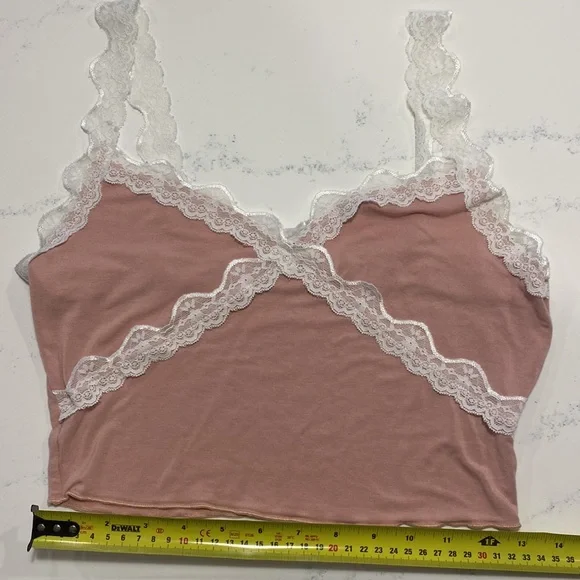 💕Host Pick💕 SHEIN Contrast Lace Panel Lettuce Edge Cami Top - Picture 3 of 5